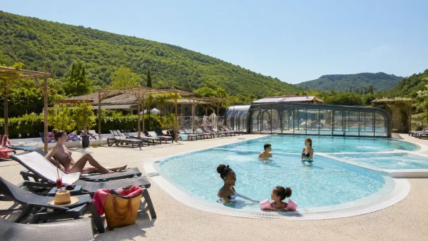 Séjour en famille dans un camping en Drôme provençale avec piscine couverte