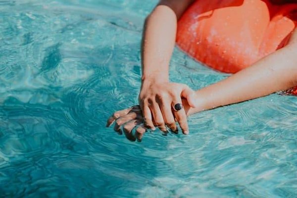 Camping à Saint Gilles: plaisir avec piscine couverte!