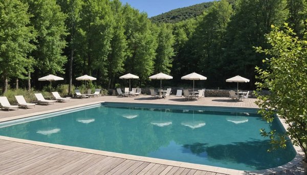 Camping en ardèche avec piscine chauffée : détente et nature au plan d'eau